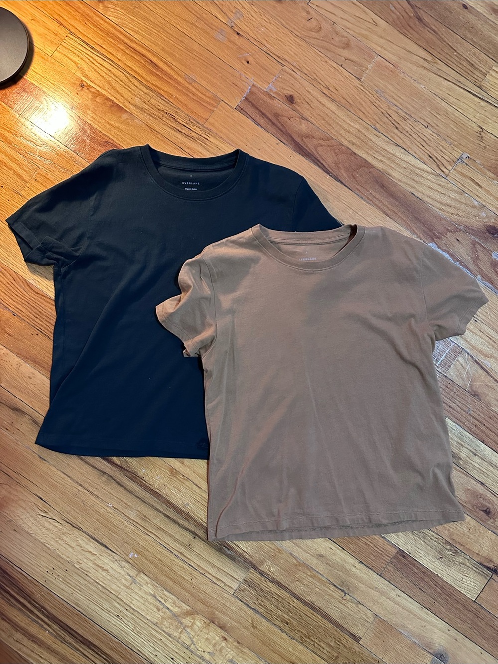 Everlane Short Sleeve Tee Set — Dark Green and Tan